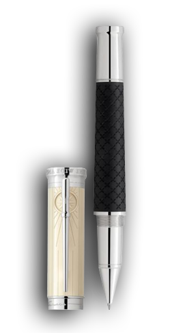 Das Bild zeit einen Rollerball Stift der Marke Montblanc. Er ist aus der Writers Edition für den Schriftsteller Robert Louis Stevenson. Das zu betrachtende Modell ist seinem 1883 erschienenen Roman die Schatzinsel gewidmet. Eingearbeitet in das Montblanc-Logo auf der Kappe ist ein Totenkopf. Die Kappe selbst ist in einem cremefarbenen Ton gehalten. Der Clip der Kappe stellt ein ausziehbares Fernrohr da und ist in silber, wie auch das Kopfstück der Kappe und sein Verschlüssteil. Die Gravur auf der Rückseite der Kappe sind das Geburts- und Todesjahr des Autors. Der Griffteil dieses Rollerballs ist in einer schwarzen Lederstruktur gehalten, mit genarbten Karos. Eines dieser Karos ist größer ausgearbeitet und trägt ein X in seiner Mitte, was den Fundort eines Schatzes auf einer Karte darstellen soll. WWeitere Informationen zu diesem Stift erhalten Sie über die Verlinkung zur offizellen Seite von Montblanc, wenn sie dieses Bild anwählen.